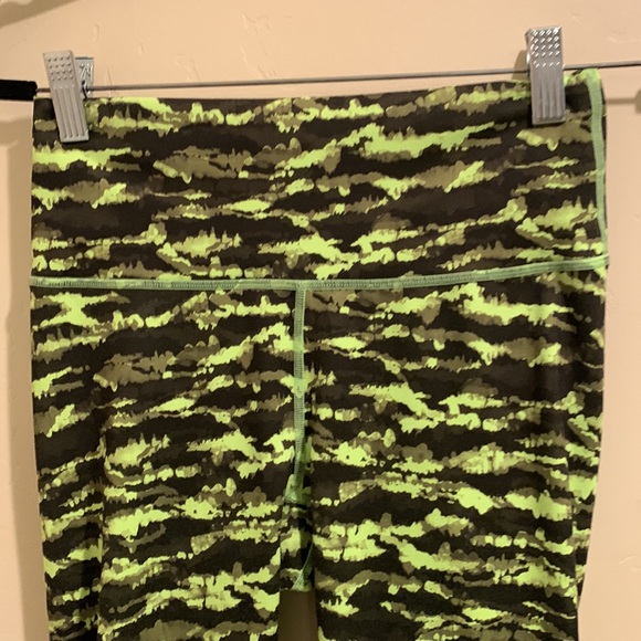 Fabletics High-Waisted Powerhold Legging Sour Apple Tigress Size XS - Picture 3 of 5